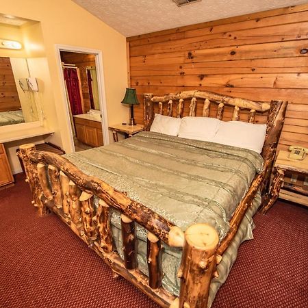 Cabin Close To Parkway Rd With River View Pigeon Forge Exterior photo