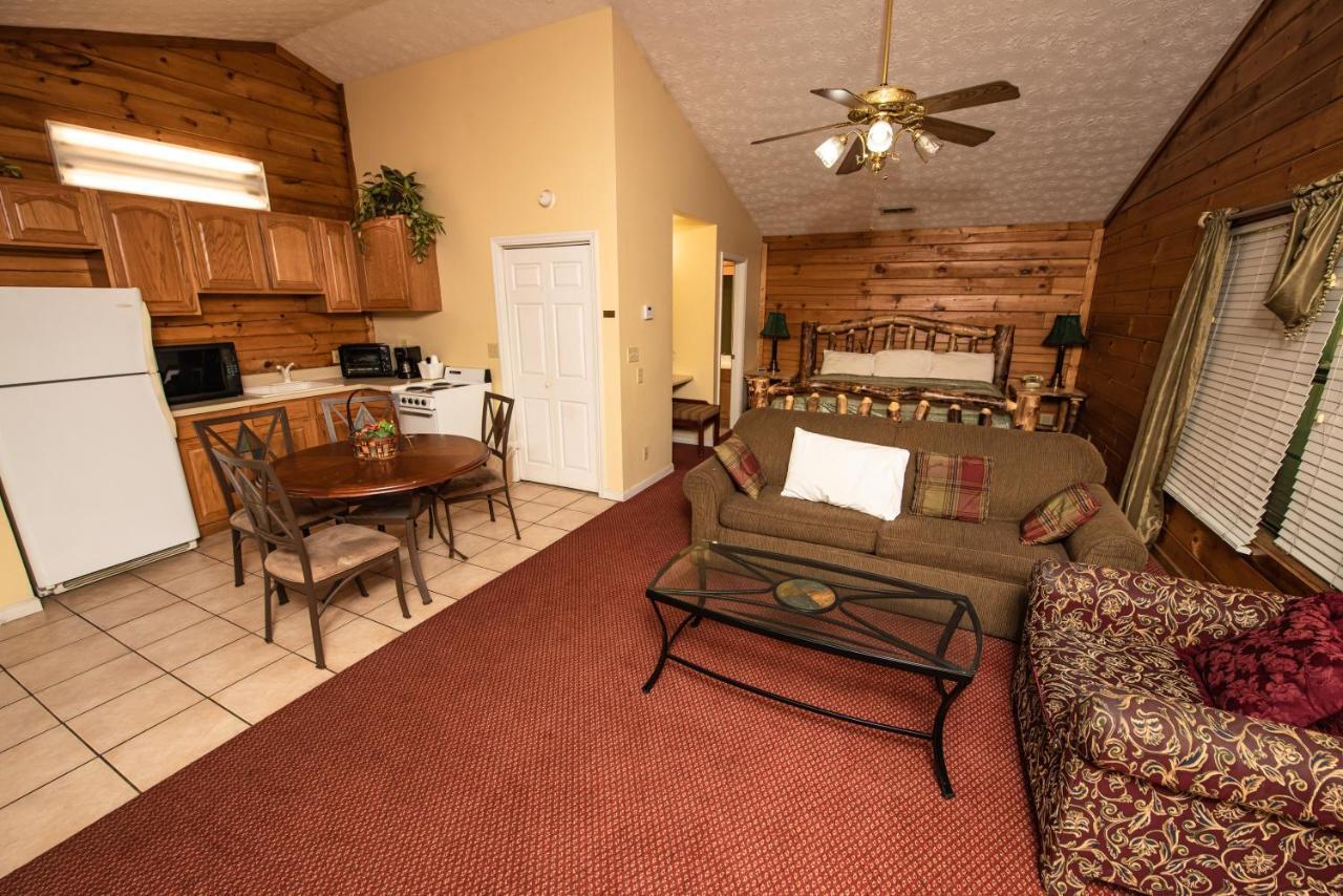 Cabin Close To Parkway Rd With River View Pigeon Forge Exterior photo